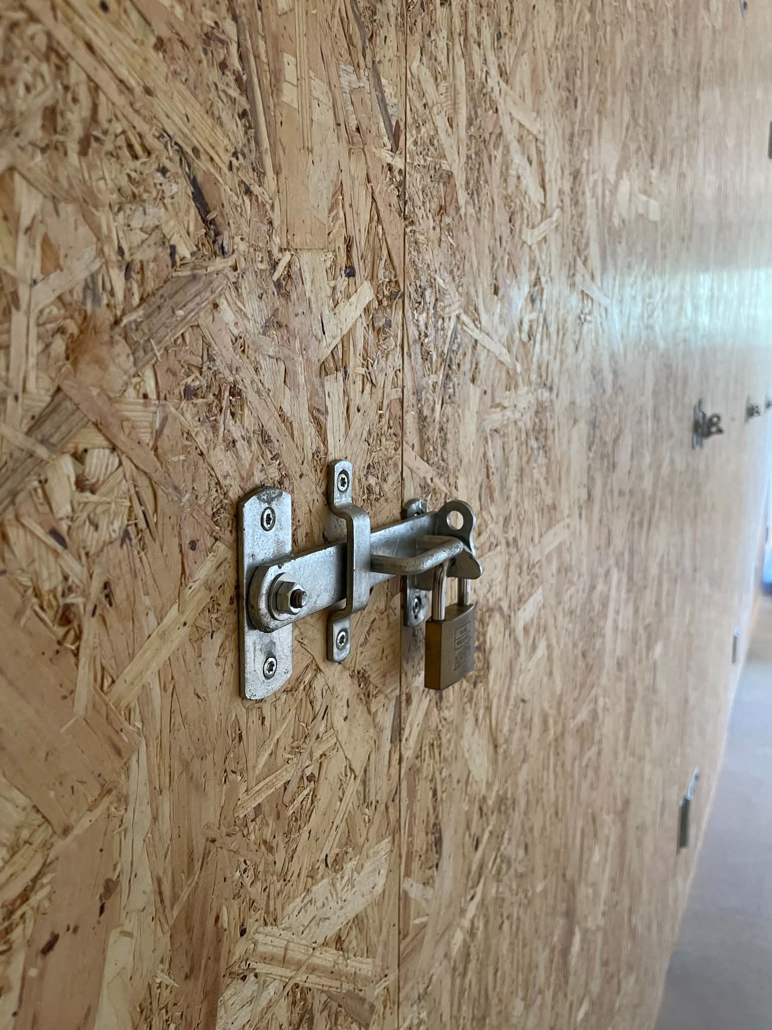 Sikkerhed i fokus med lås på døren